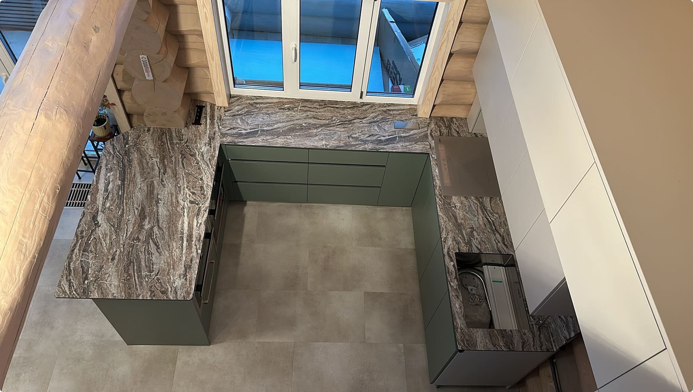 {{ images.uybLzaVmNj.alt }}