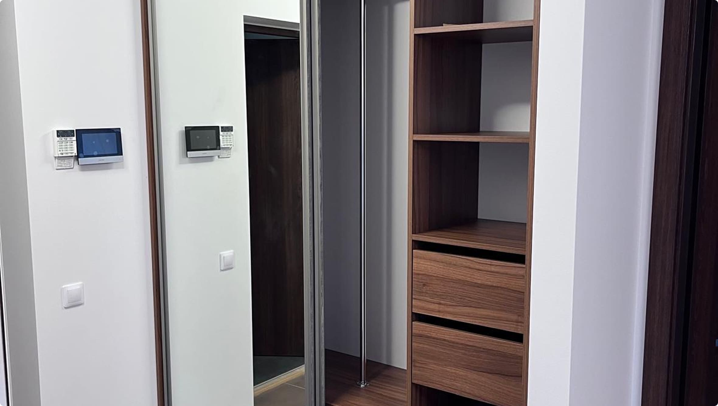 {{ images.ZMJcYWBRrh.alt }}